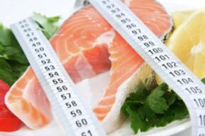 Productos proteicos y cinta de centímetro