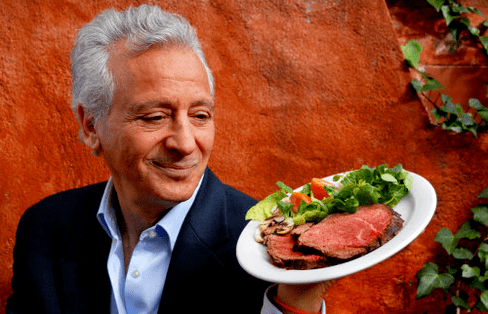 Pierre Dukan sostiene un plato de productos proteicos